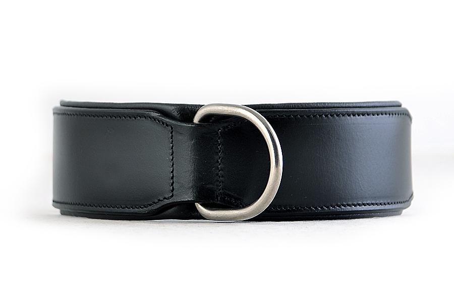 Front view of plain black handmade leather dog collar. Stainless steel fittings and double prongs for the buckle to ensure extra strength for big dogs. Our leather dog collars are super strong and come with 10 year Quality Guarantee.