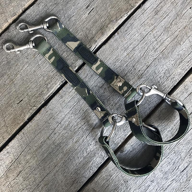 Flat view of the SupaTuff Militia Coupler. Convenient for walking two dogs at once. Ultra heavy duty and stainless steel fittings. No wonder this comes with a Lifetime Warranty!