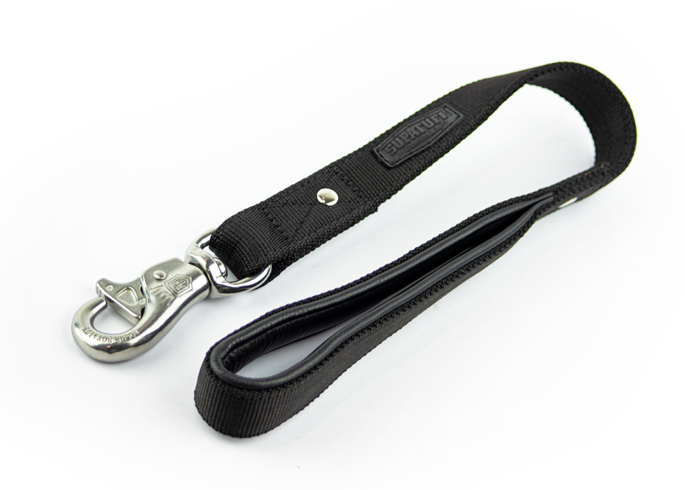 This functional dog leash is designed to provide close quarter control during handling and is the ultimate choice for larger, taller dog breeds that need a safe, strong and secure hold. 