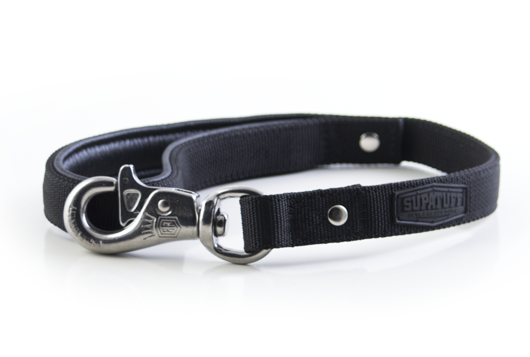 This functional dog leash is designed to provide close quarter control during handling and is the ultimate choice for larger, taller dog breeds that need a safe, strong and secure hold. 